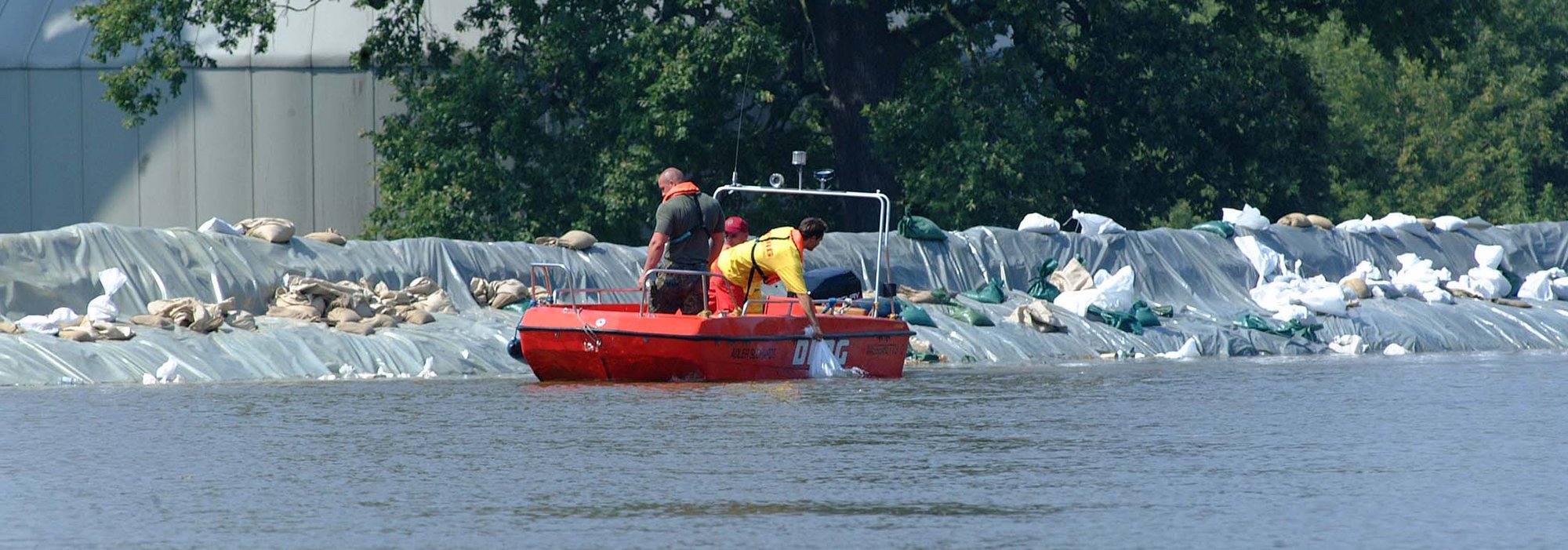 DLRG-Rettungsschwimmer in einem Boot auf einem Gewässer.