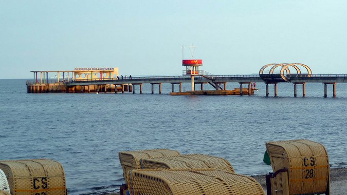 DLRG-Wachturm auf einer Seebrücke.