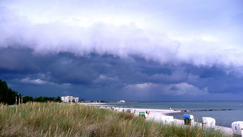 Gewitterwolken über dem Meer und dem Strand.