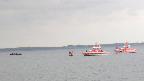 Rettungsboote im Wasser.