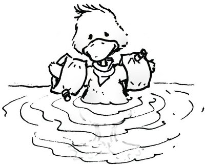 Eine kleine Ente mit Schwimmflügeln steht bis zum Bauch im Wasser. Zum Ausmalen.