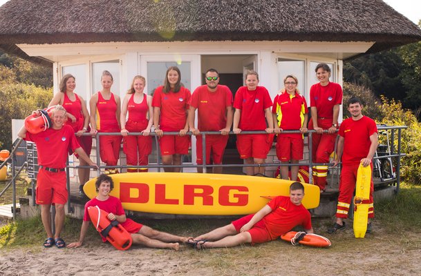 Gruppenbild mit Rettungsschwimmern der DLRG 